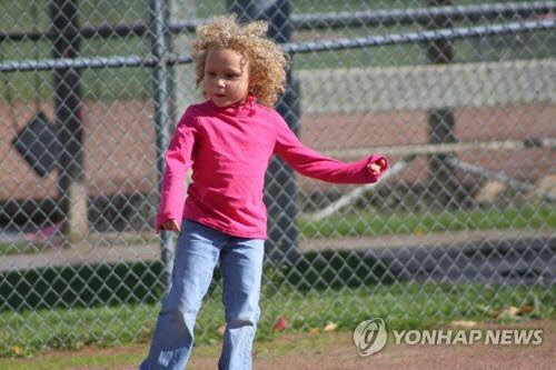 학우, 교직원에게 머리카락을 잘리기 전 저니 호프마이어(7). AP 연합뉴스.